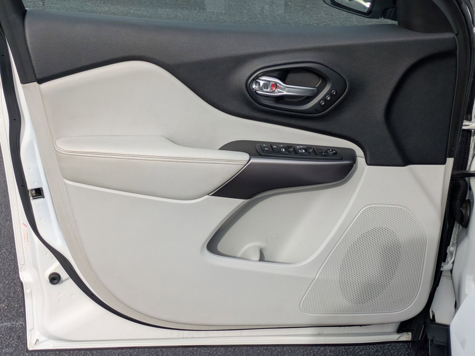 Used 2019 Jeep Cherokee Limited image 19