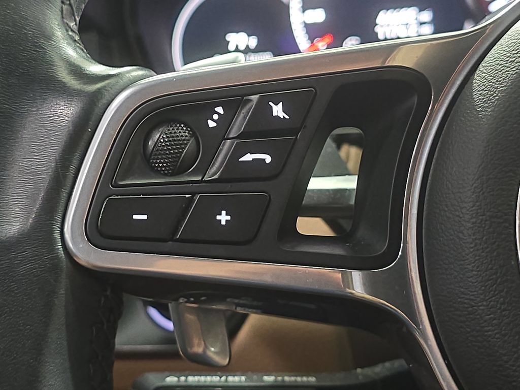 Used 2022 Porsche Cayenne AWD/4WD image 11
