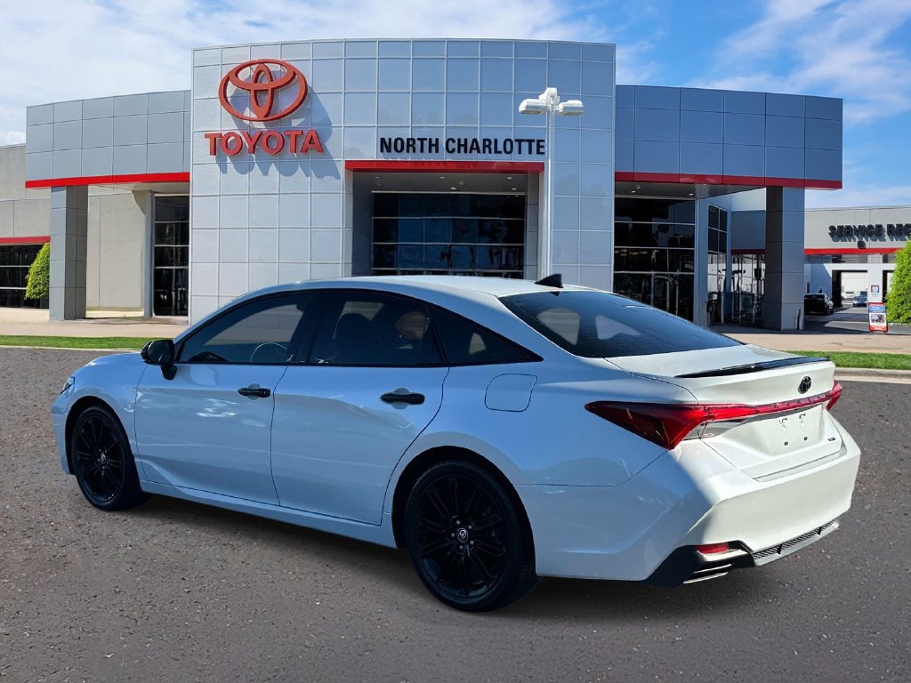 Used 2022 Toyota Avalon XSE FWD image 5