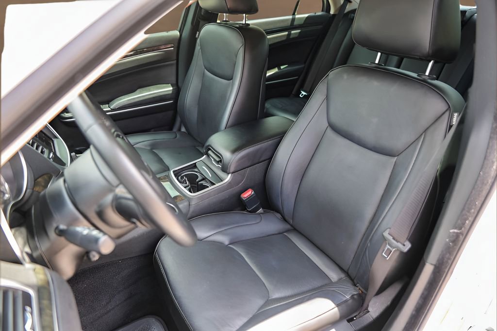 Used 2022 Chrysler 300 Touring L w/ Comfort Group RWD image 7