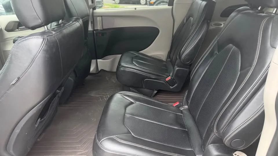 Used 2020 Chrysler Voyager Lxi FWD image 16