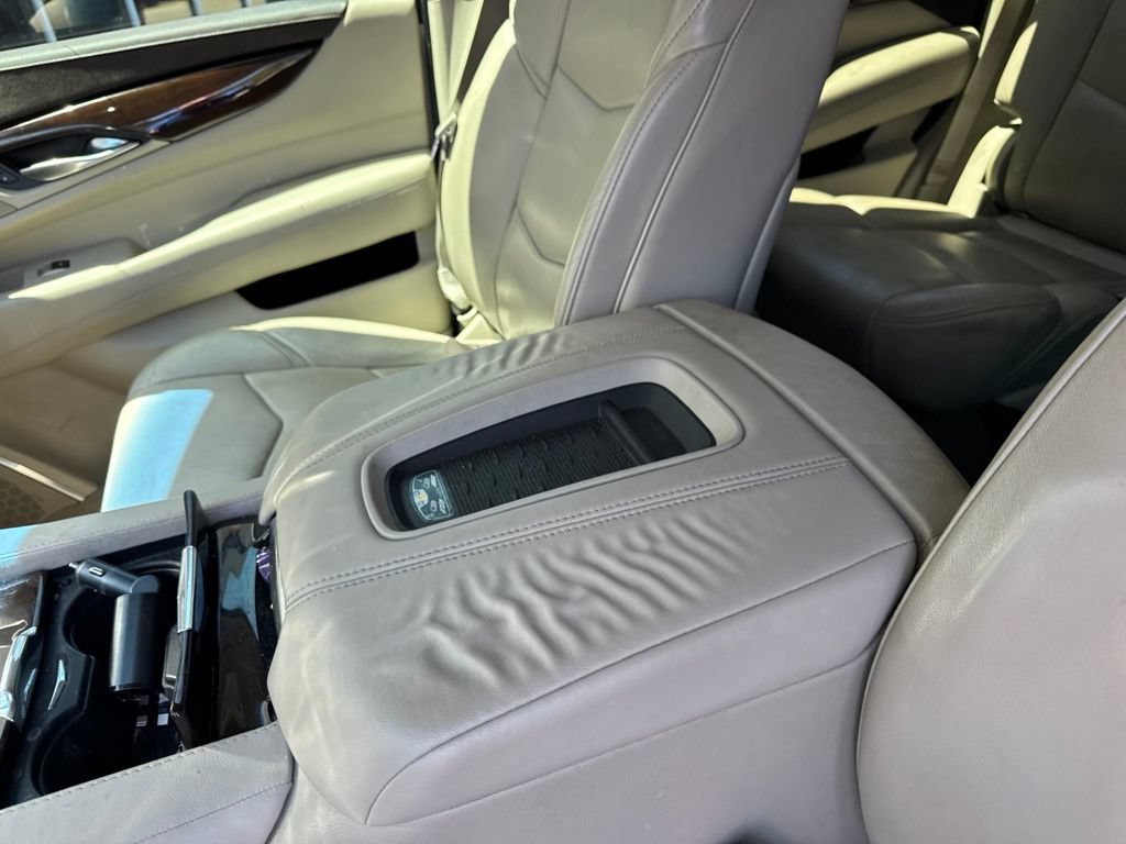 Used 2017 Cadillac Escalade Luxury AWD/4WD image 12