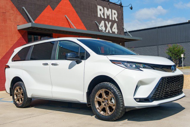Used 2025 Toyota Sienna XSE w/ XSE Plus Package AWD/4WD image 3