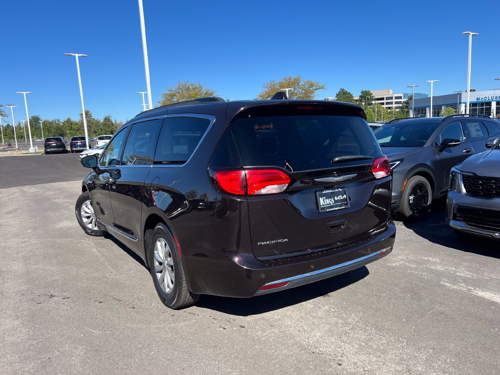 Used 2017 Chrysler Pacifica Touring-L FWD image 5