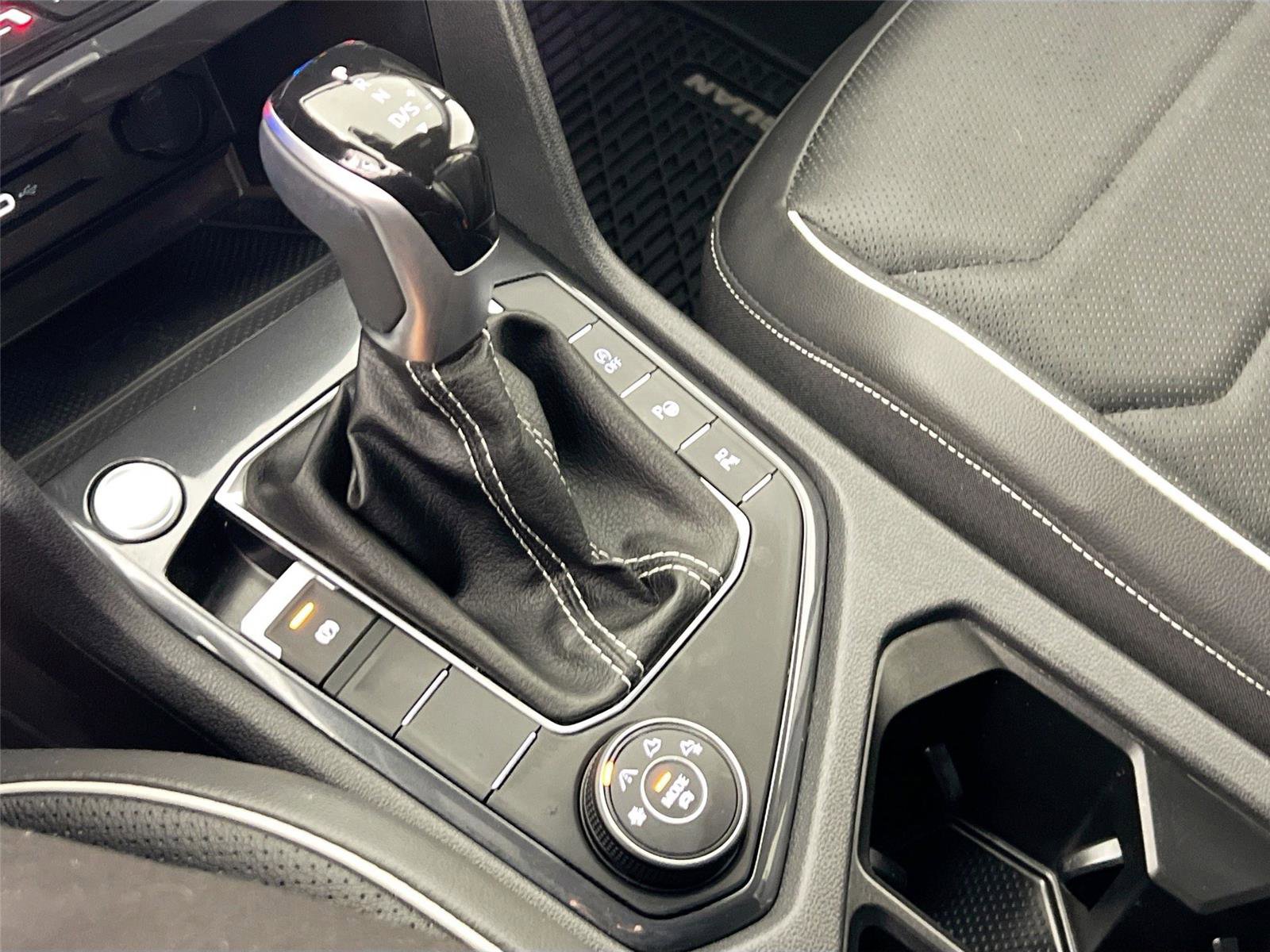 Used 2024 Volkswagen Tiguan SEL R-Line AWD/4WD image 16