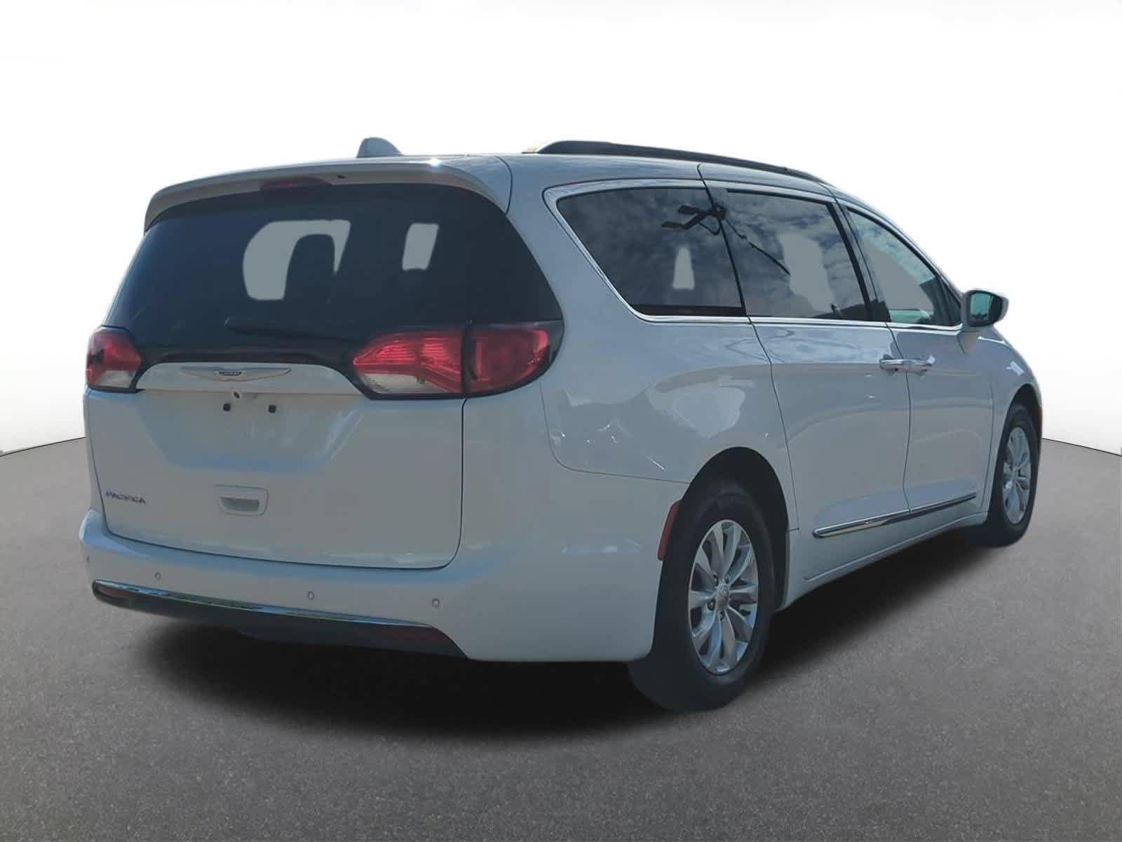Used 2017 Chrysler Pacifica Touring-L FWD image 6