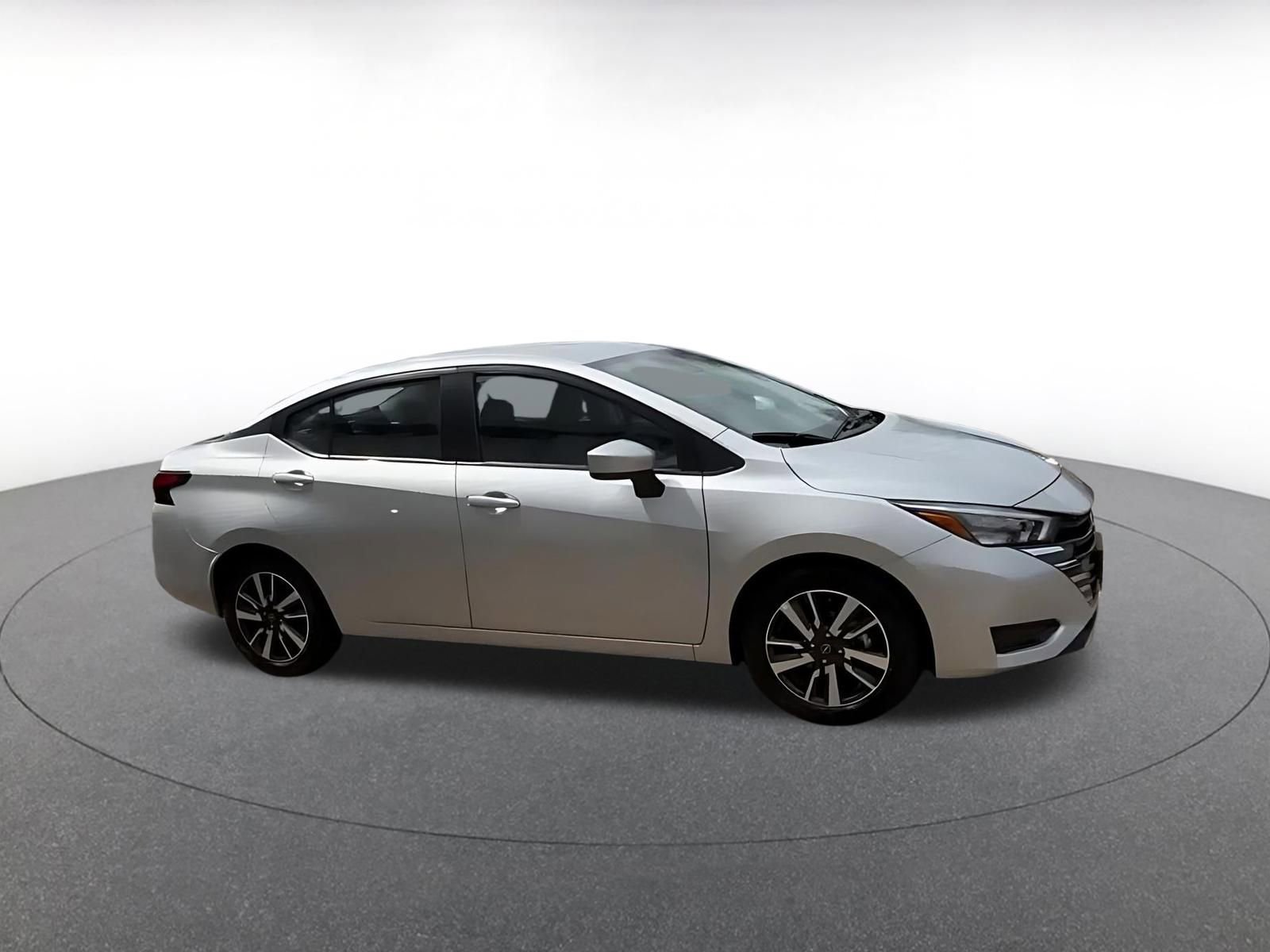 Used 2025 Nissan Versa SV image 2