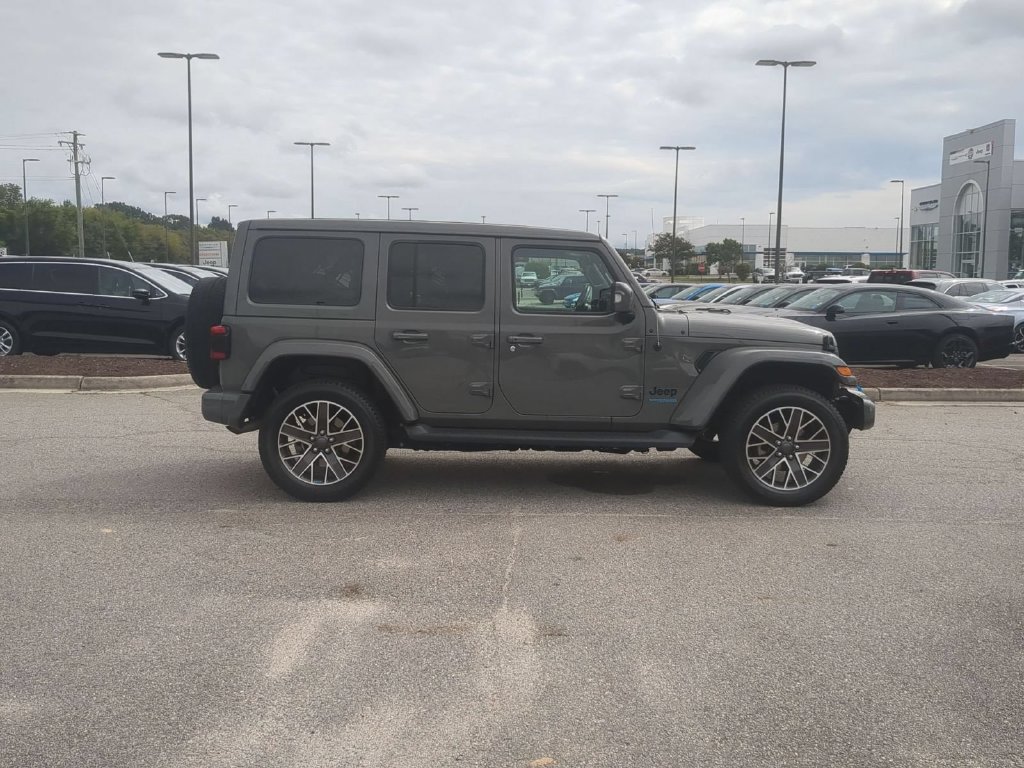 Used 2022 Jeep Wrangler Unlimited Sahara AWD/4WD image 6