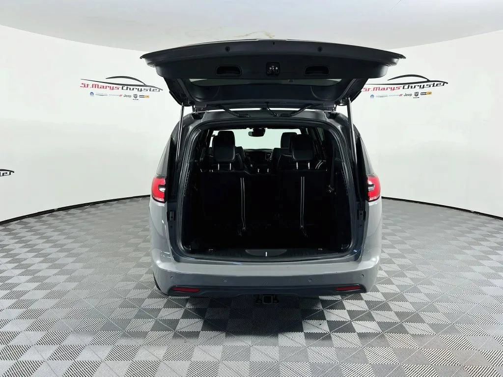 Used 2025 Chrysler Pacifica Limited w/ Trailer Tow Group FWD image 28