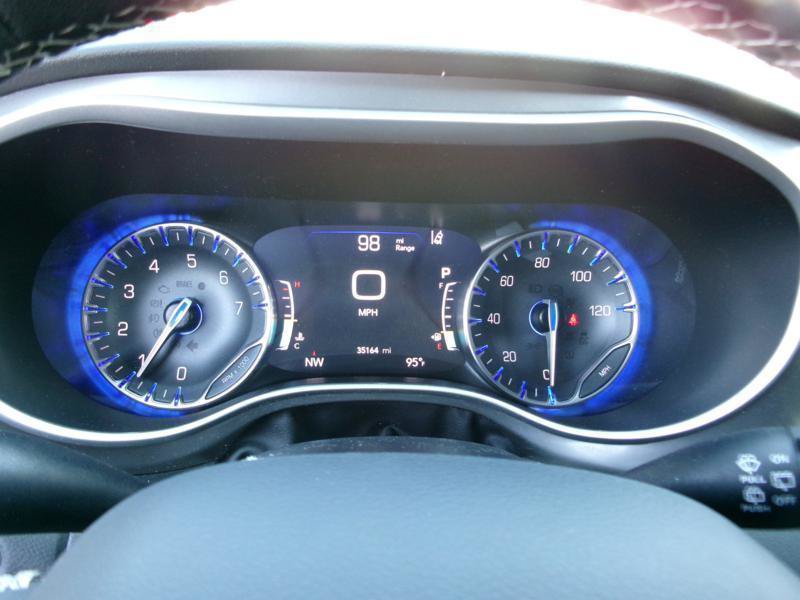 Used 2025 Chrysler Pacifica Select FWD image 16
