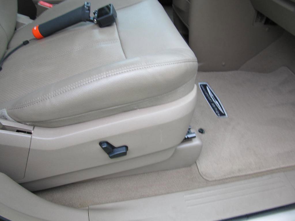 Used 2016 Chrysler Town & Country Touring-L image 41