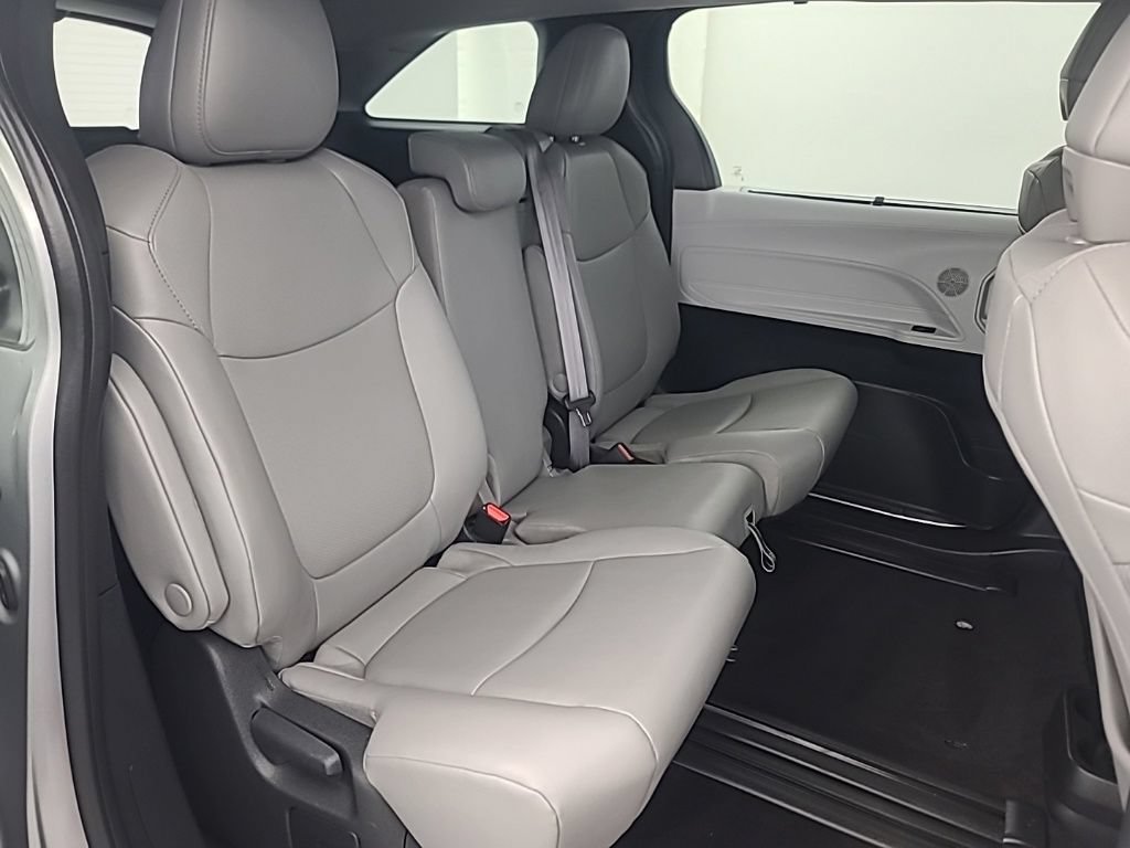 Used 2025 Toyota Sienna XLE FWD image 17