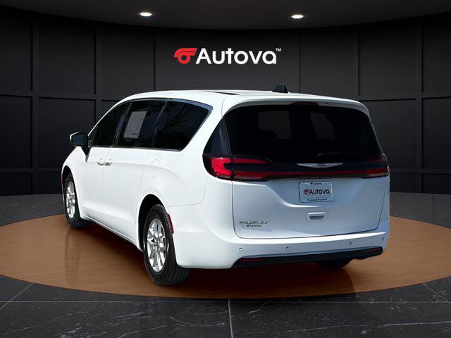 Used 2023 Chrysler Pacifica Touring-L FWD image 3