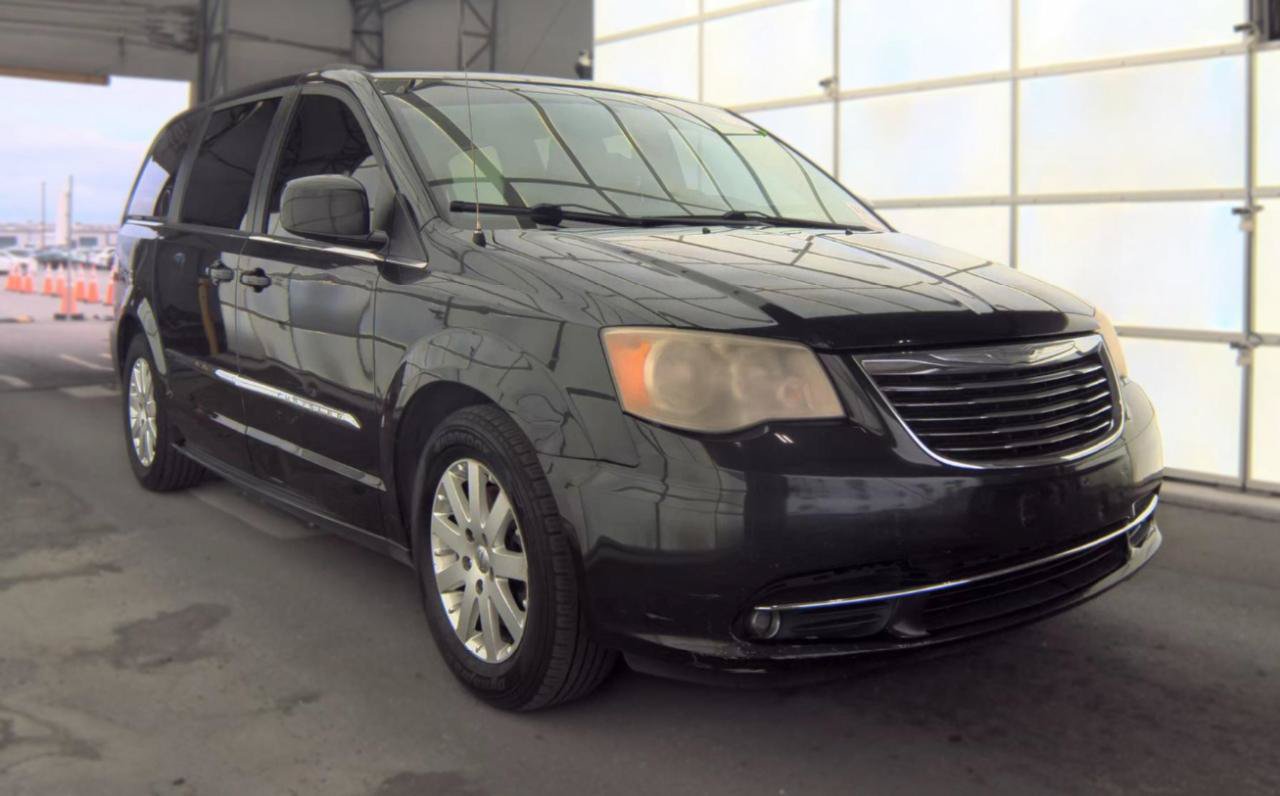 Used 2014 Chrysler Town & Country Touring FWD image 4