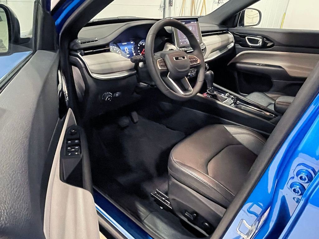 Used 2025 Jeep Compass Limited image 17