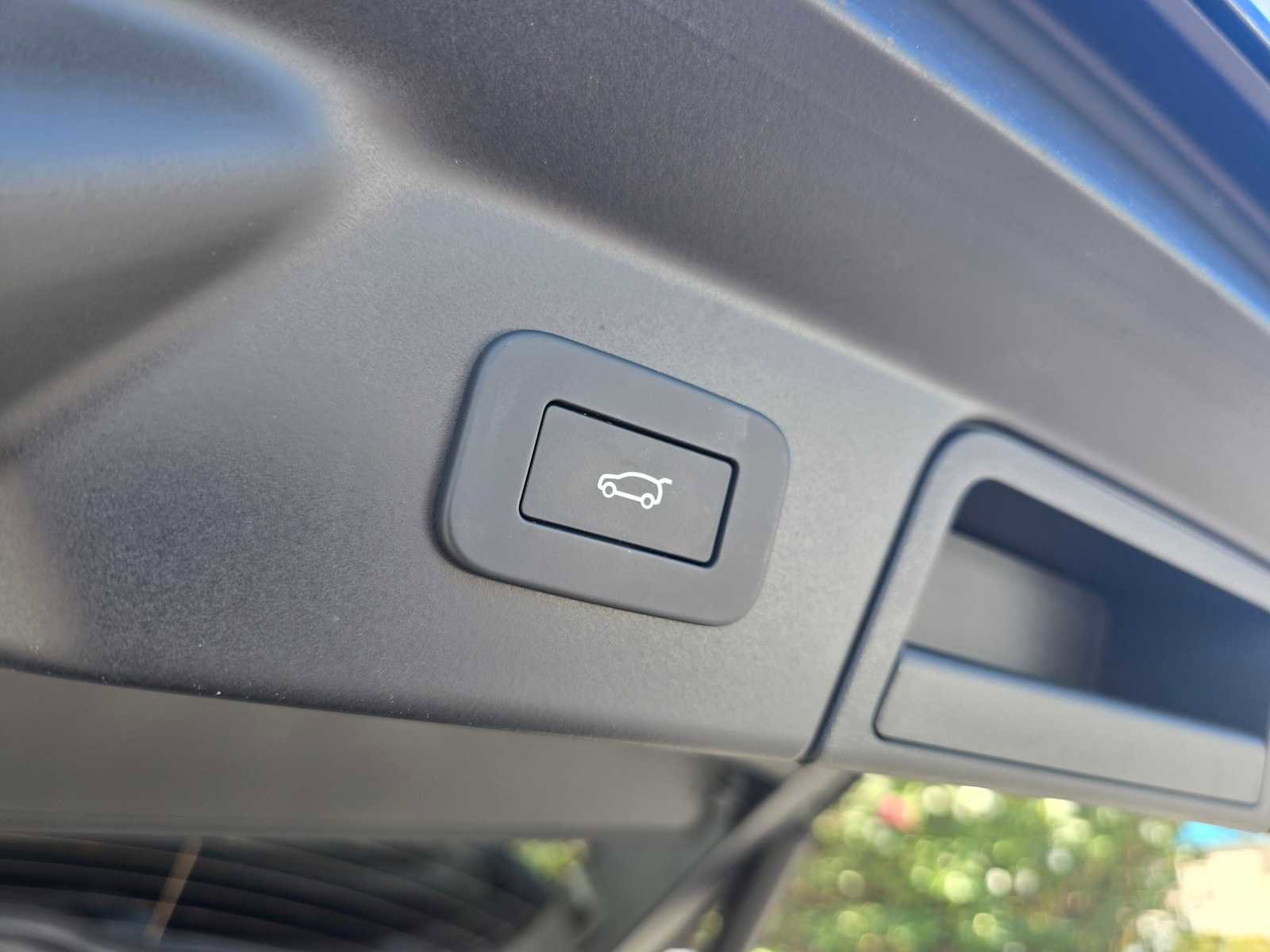 Certified 2025 Land Rover Range Rover Velar Dynamic SE image 18