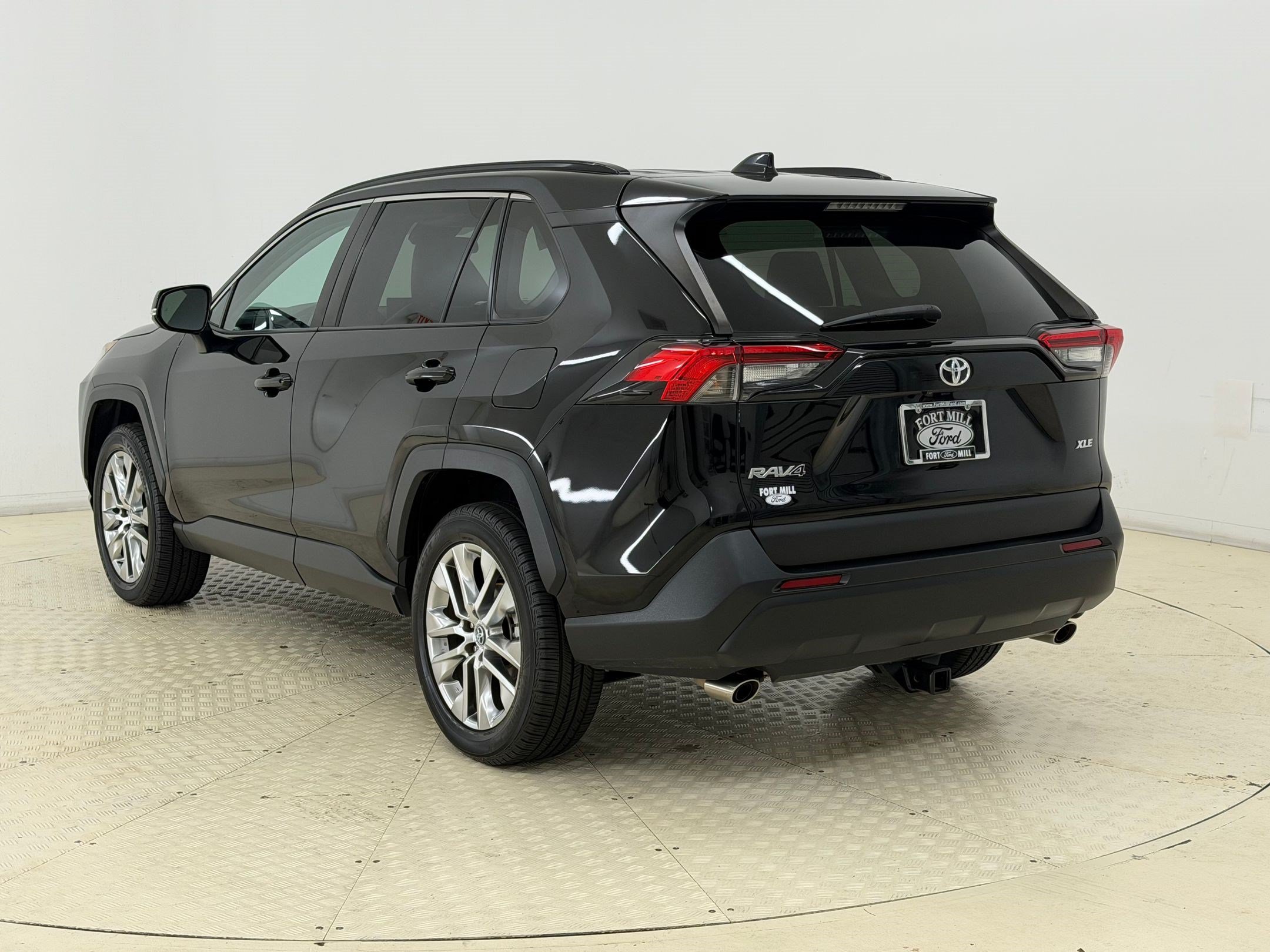 Used 2021 Toyota RAV4 XLE Premium FWD image 3