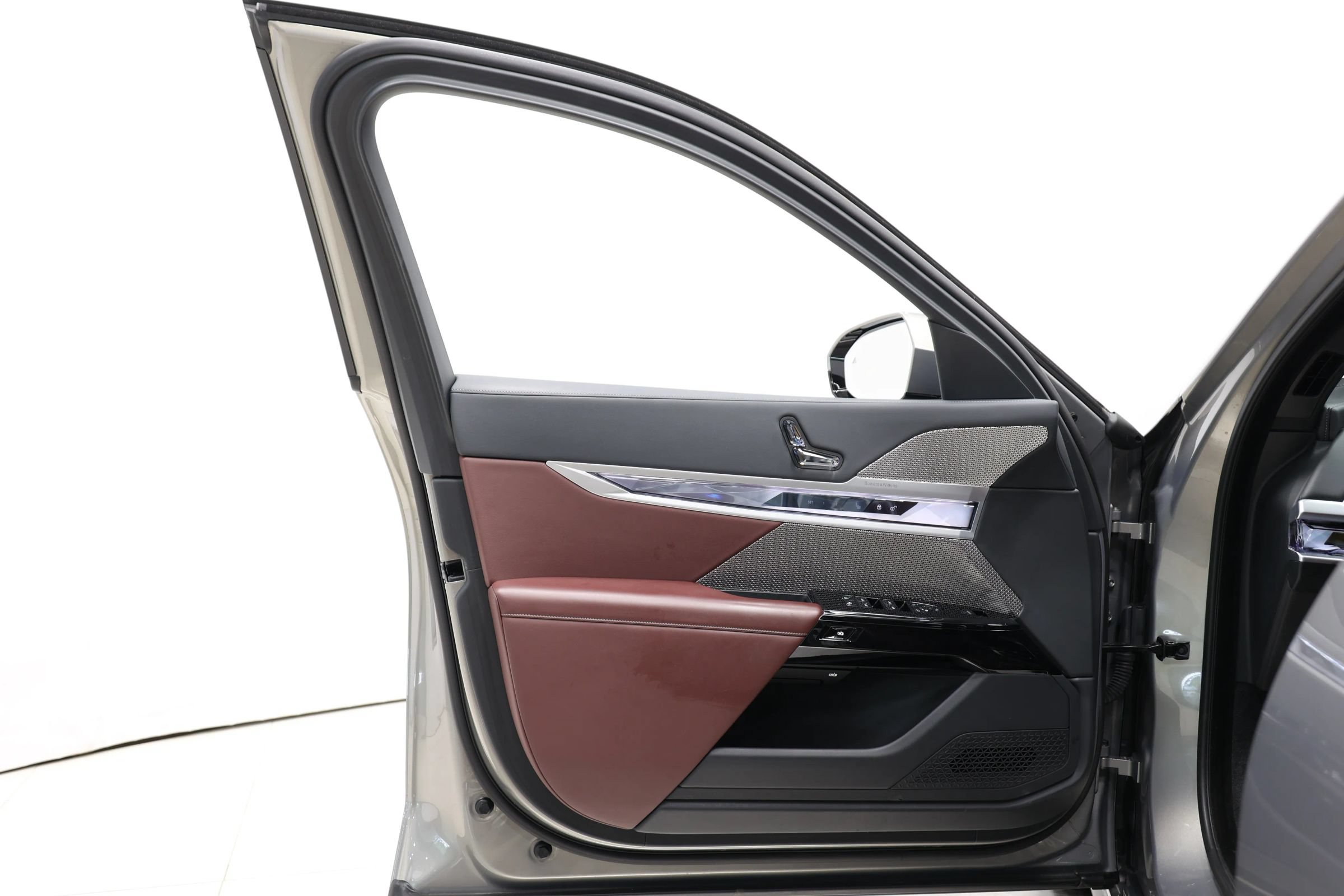 Used 2023 BMW 740i w/ Parking Assistance Package RWD image 9