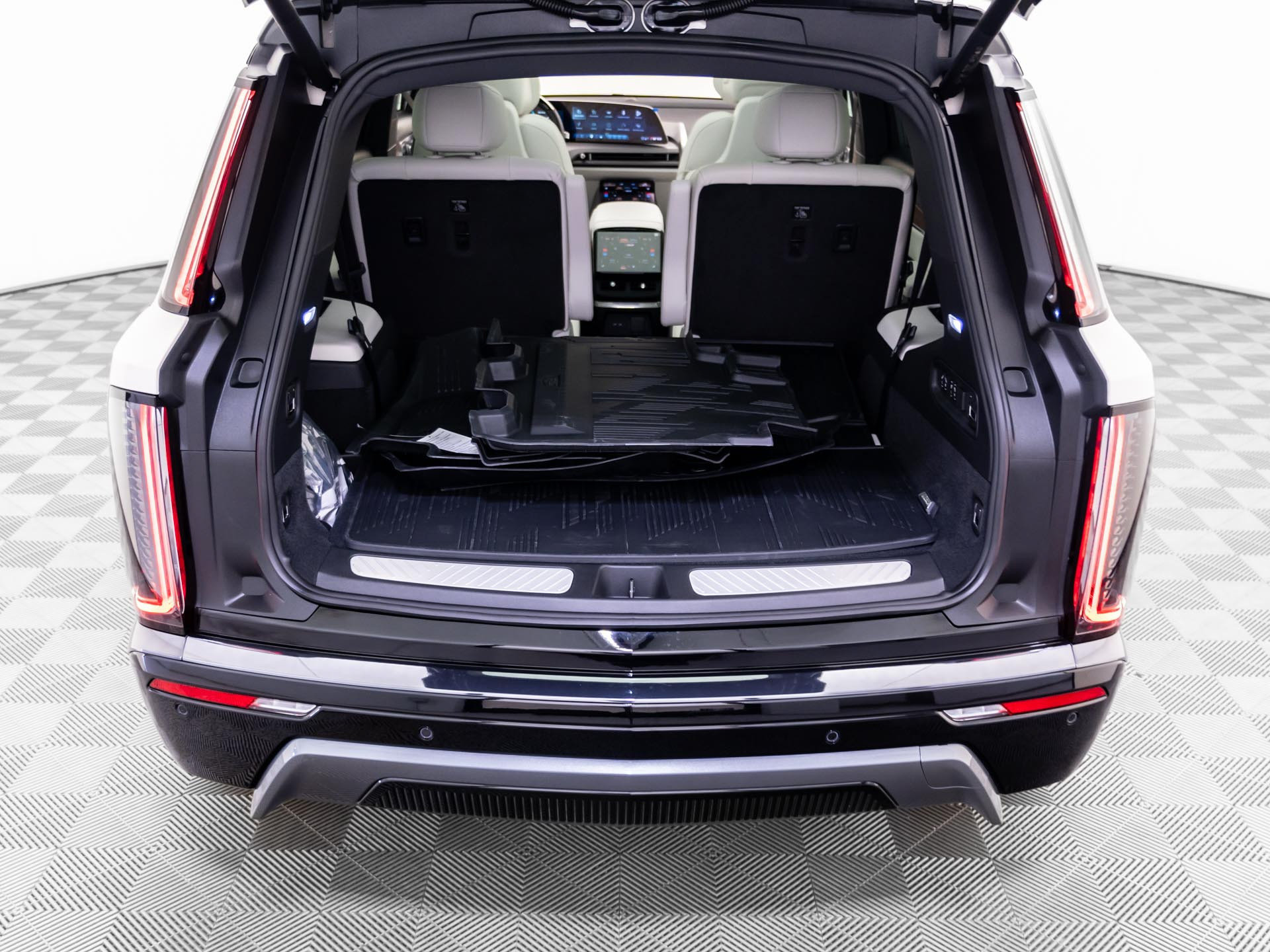 New 2027 Cadillac Vistiq Sport w/ LPO, Floor Liner Package AWD/4WD image 34