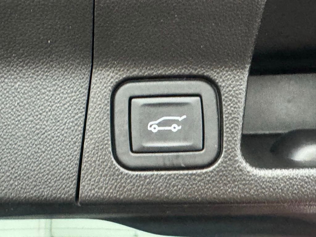 Used 2023 GMC Acadia SLT image 9