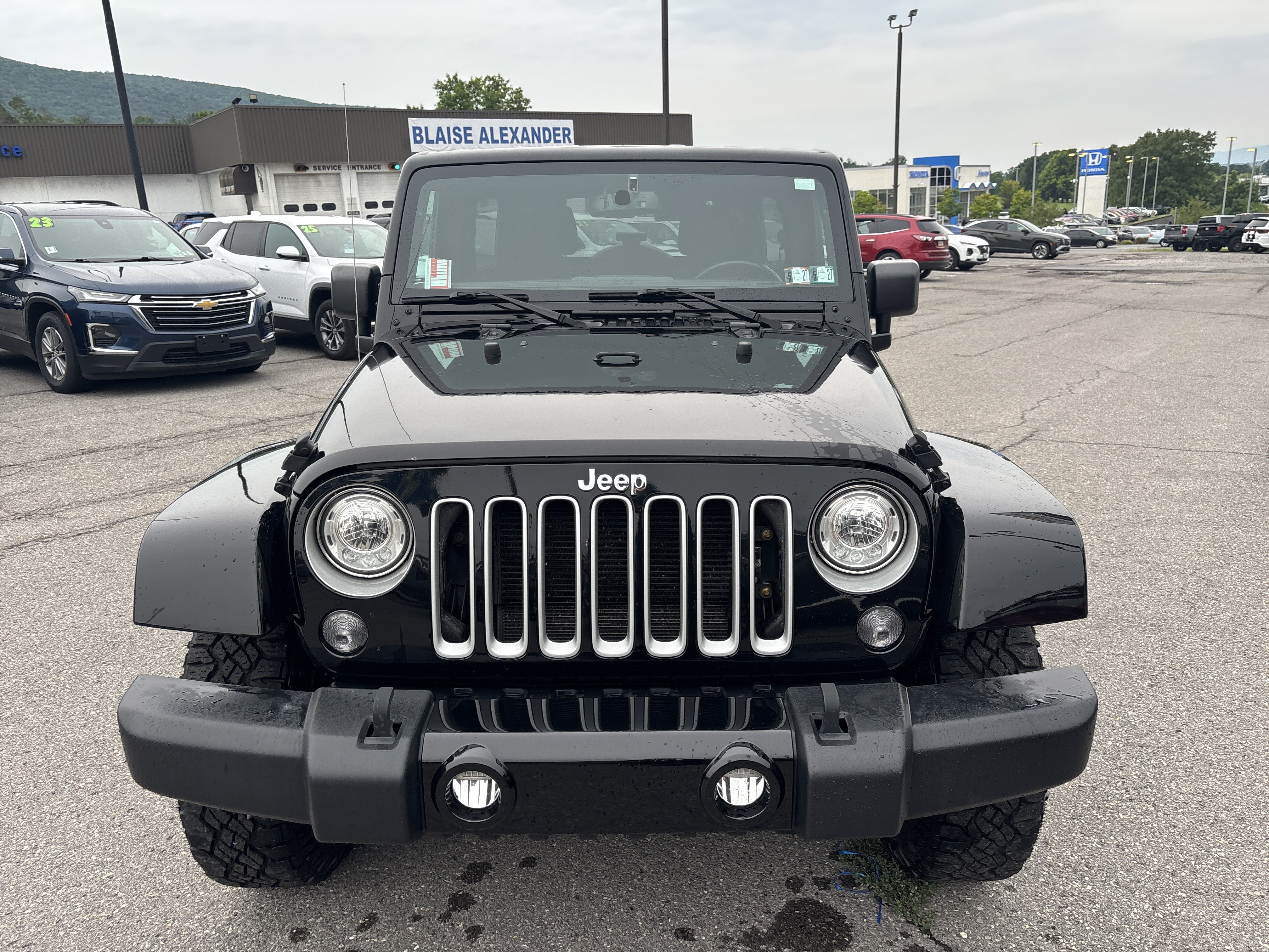 Used 2017 Jeep Wrangler Unlimited Sahara AWD/4WD image 8
