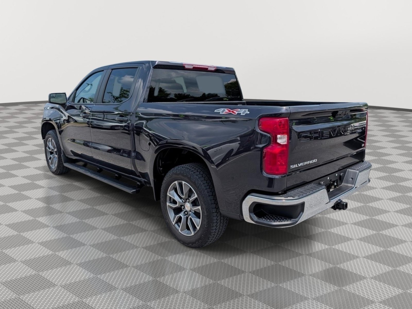 Used 2024 Chevrolet Silverado 1500 LT AWD/4WD image 3