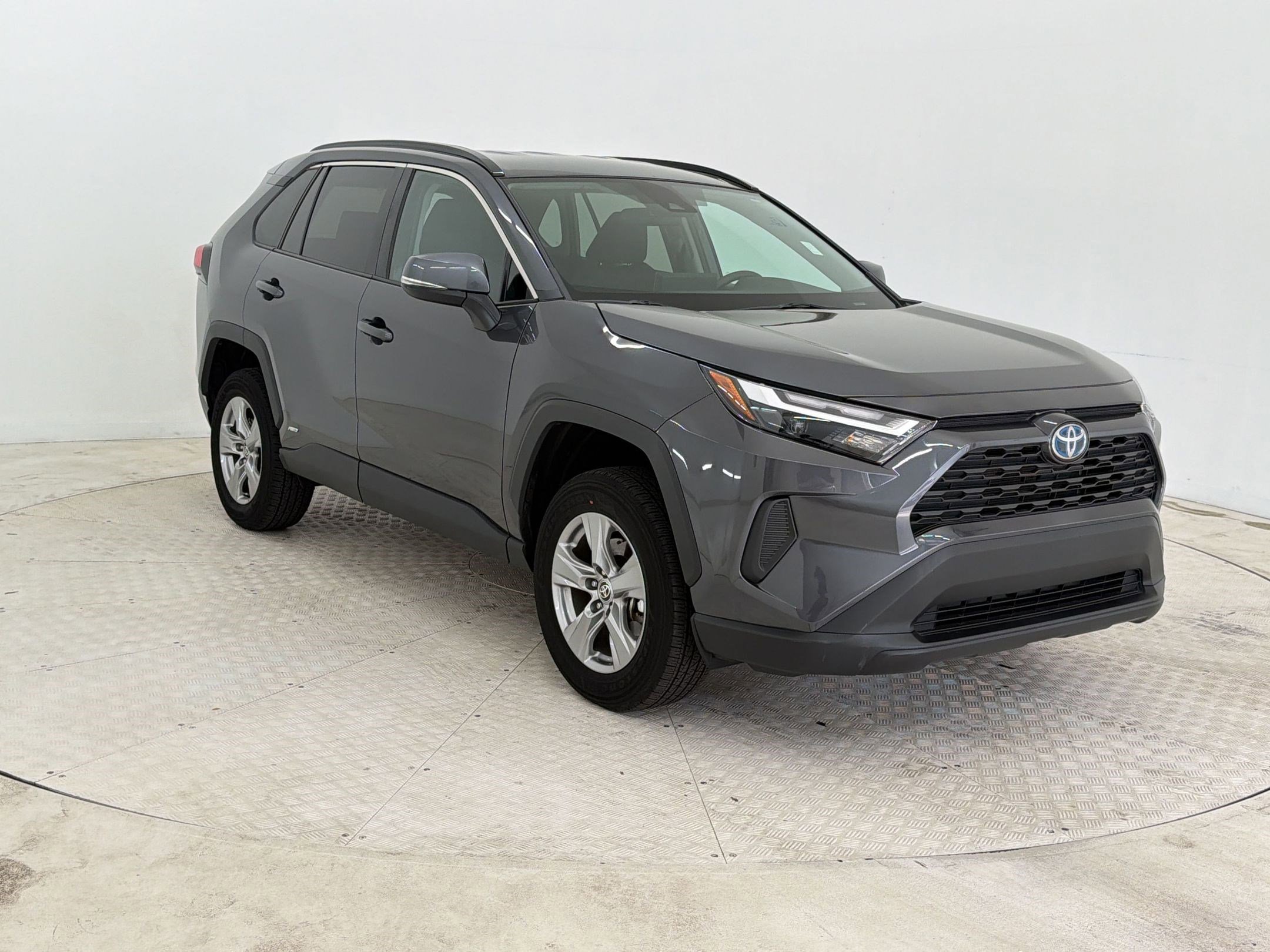 Used 2024 Toyota RAV4 XLE AWD/4WD image 7