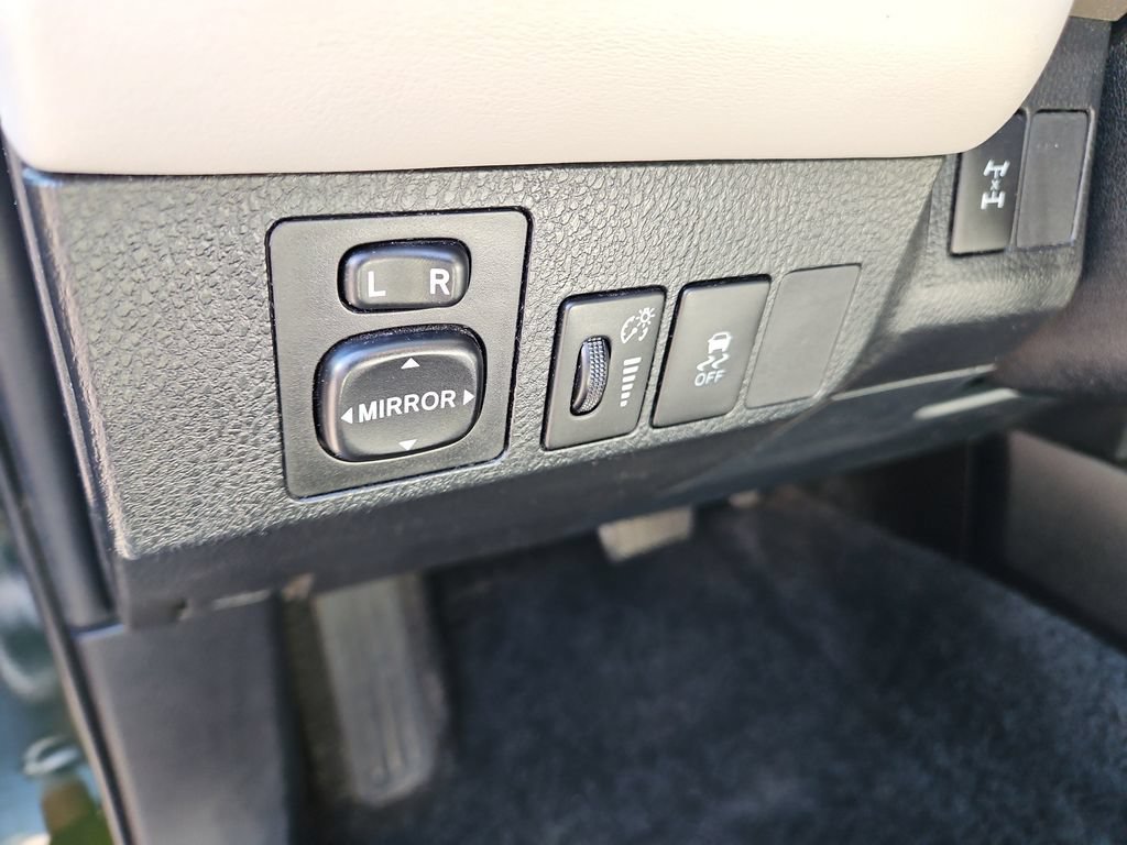 Used 2013 Toyota RAV4 XLE AWD/4WD image 23