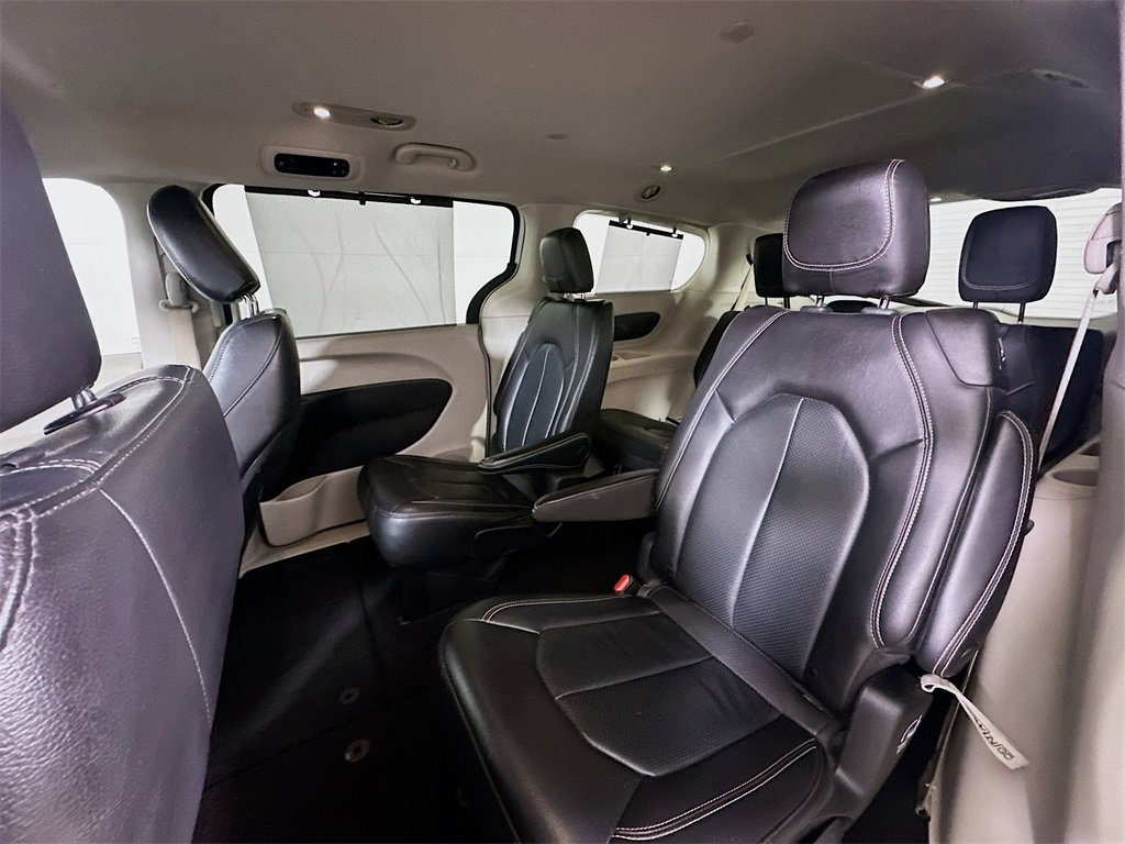 Used 2022 Chrysler Pacifica Touring-L image 15