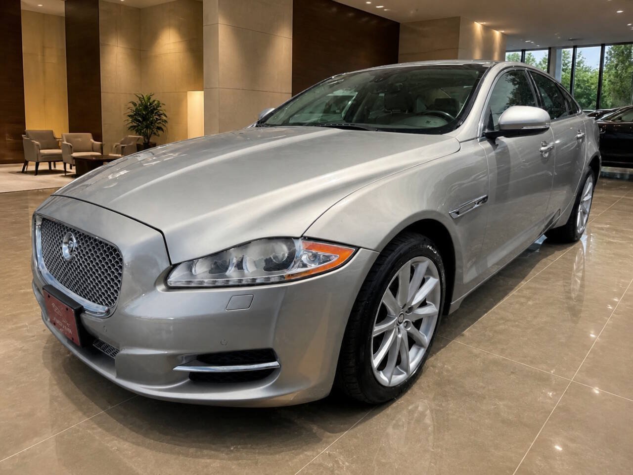 Used 2011 Jaguar XJ RWD image 2