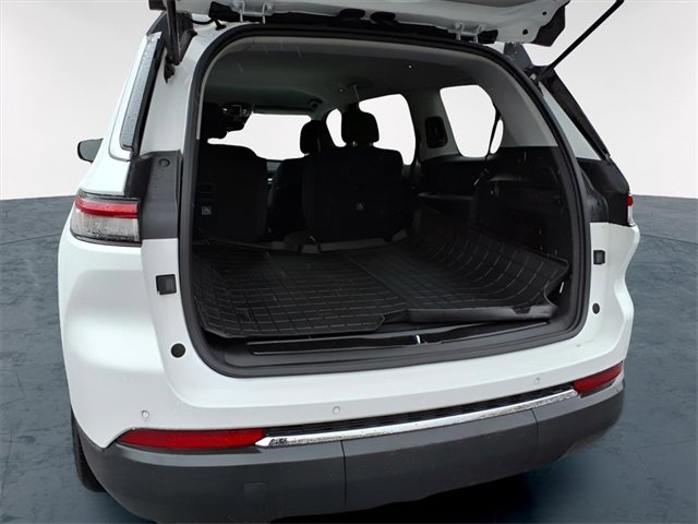 Used 2023 Jeep Grand Cherokee L Laredo image 25