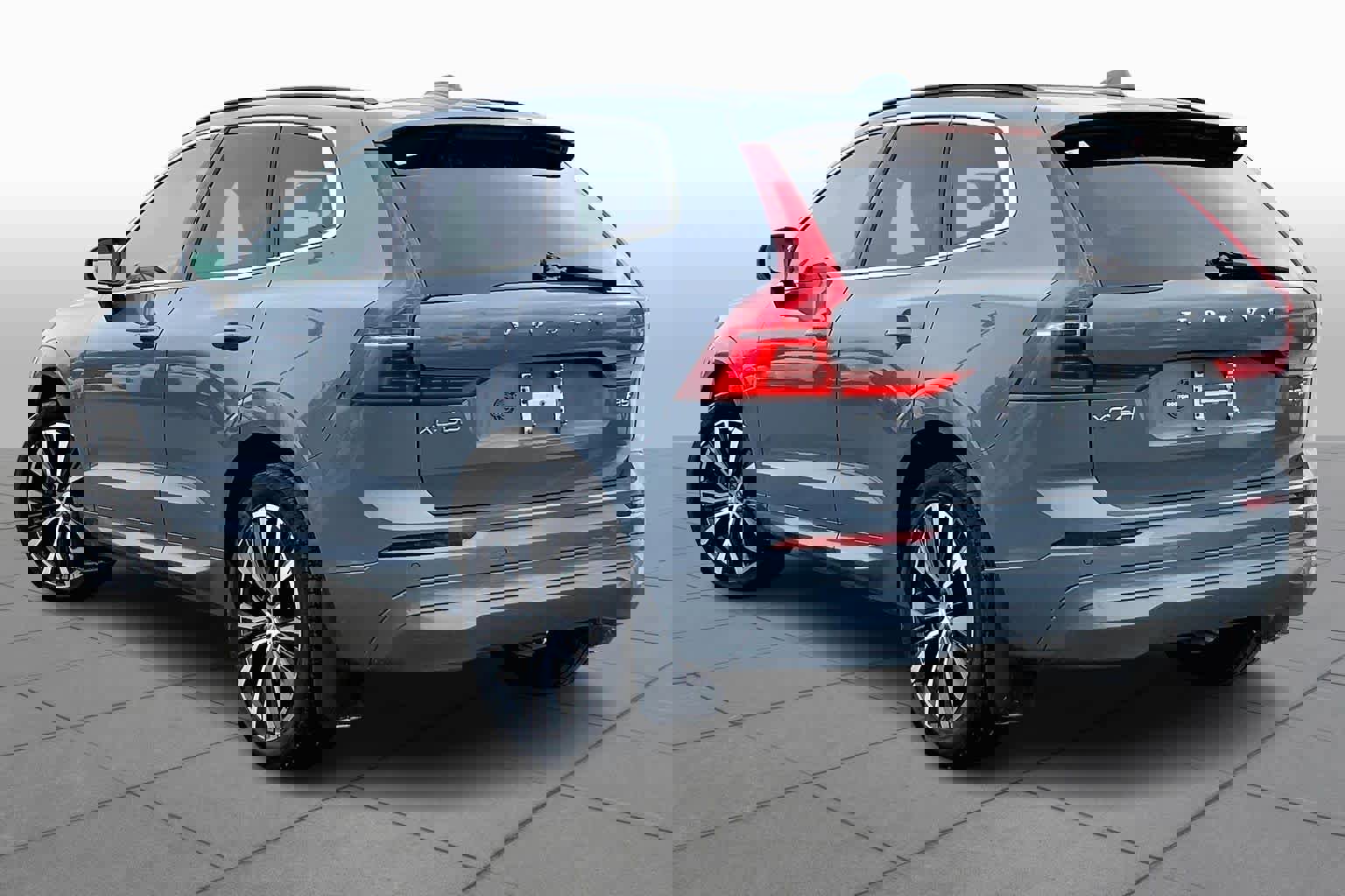 Used 2022 Volvo XC60 B5 Momentum w/ Climate Package image 12