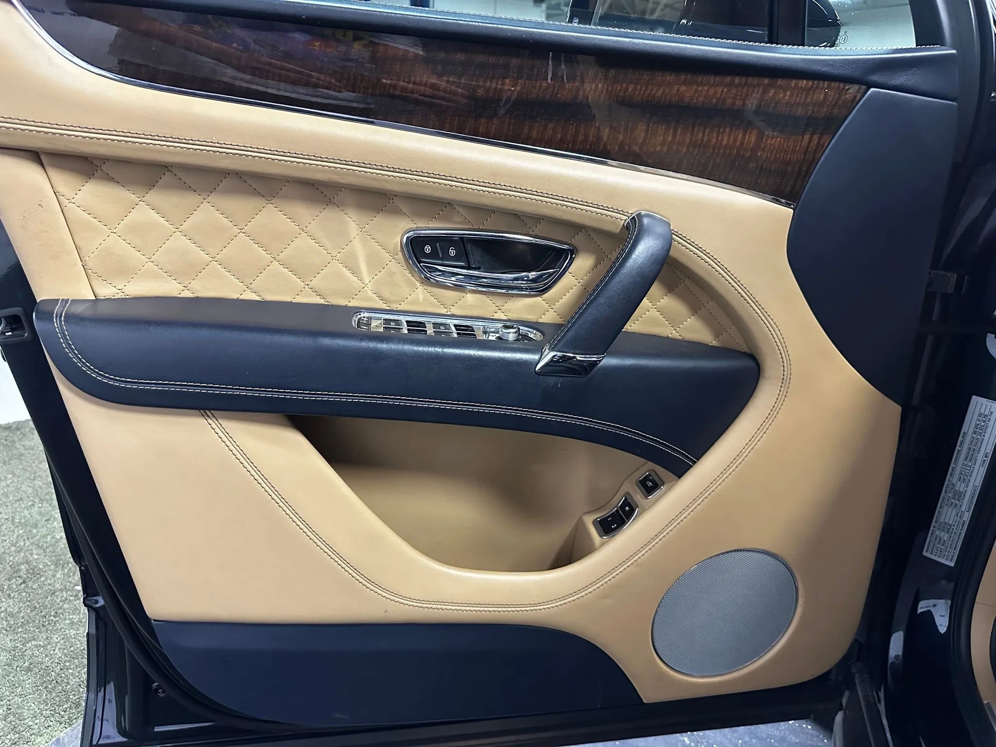 Used 2017 Bentley Bentayga image 12