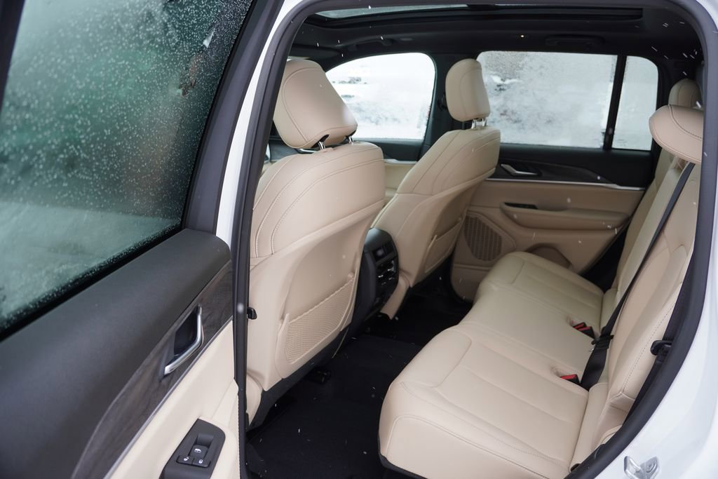 Certified 2024 Jeep Grand Cherokee Limited w/ MOPAR Finishing Package image 17