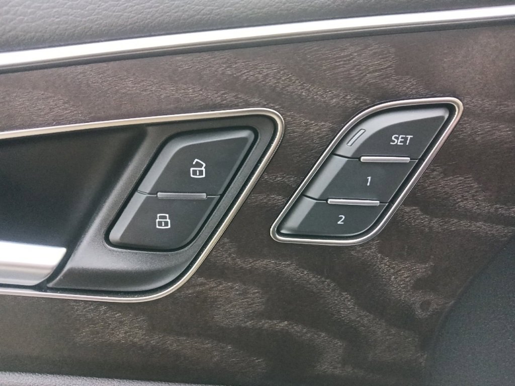 Used 2023 Audi Q8 Premium image 13