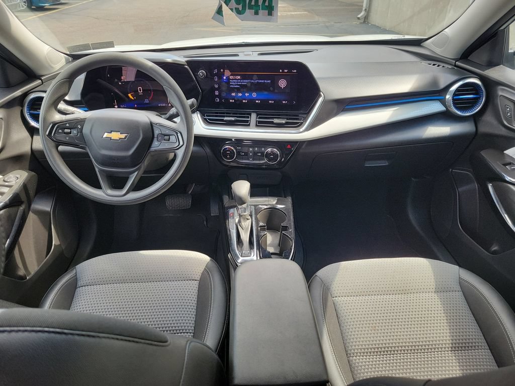 Used 2025 Chevrolet Trax LT FWD image 13