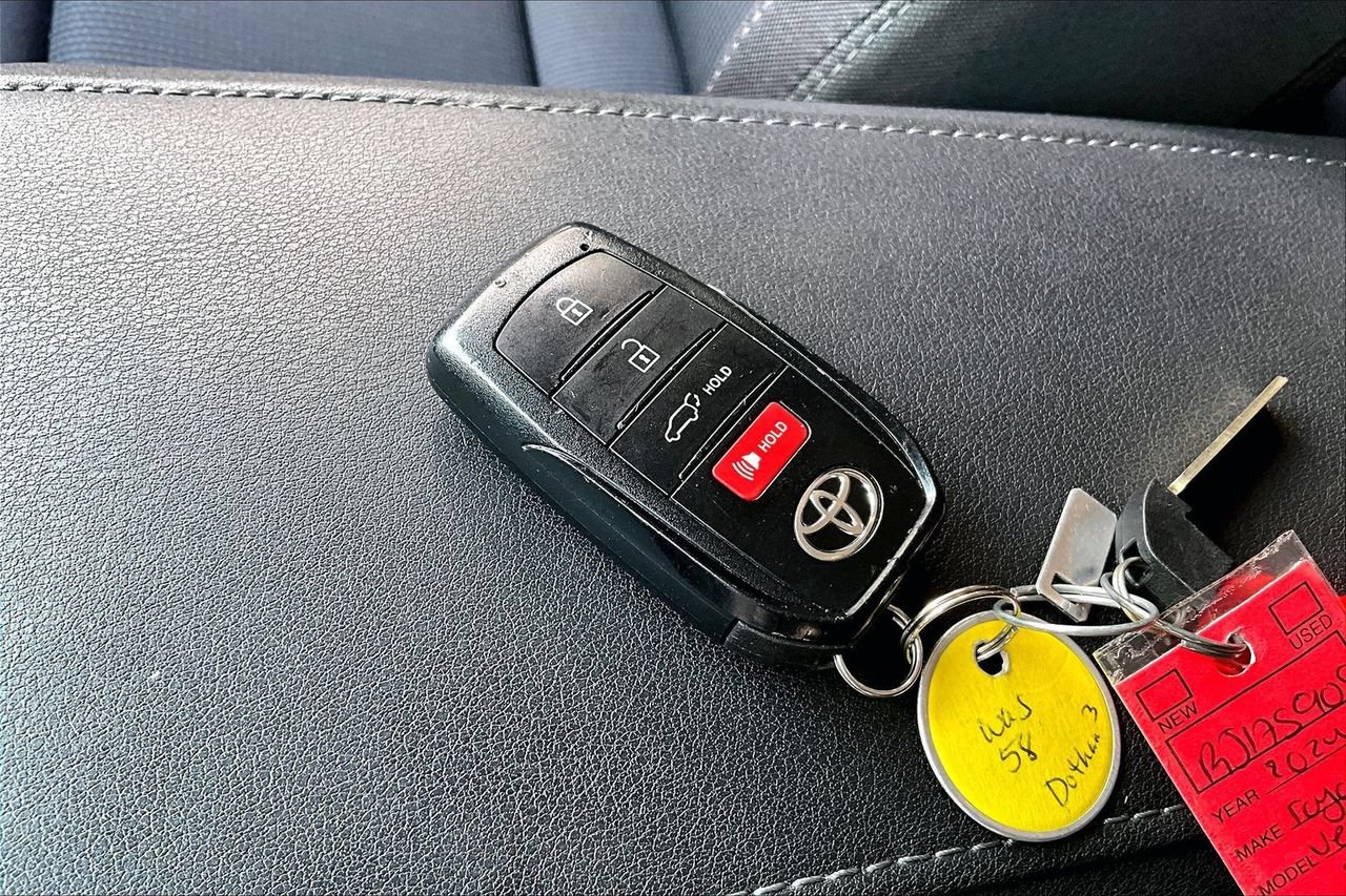 Used 2024 Toyota Venza LE AWD/4WD image 32