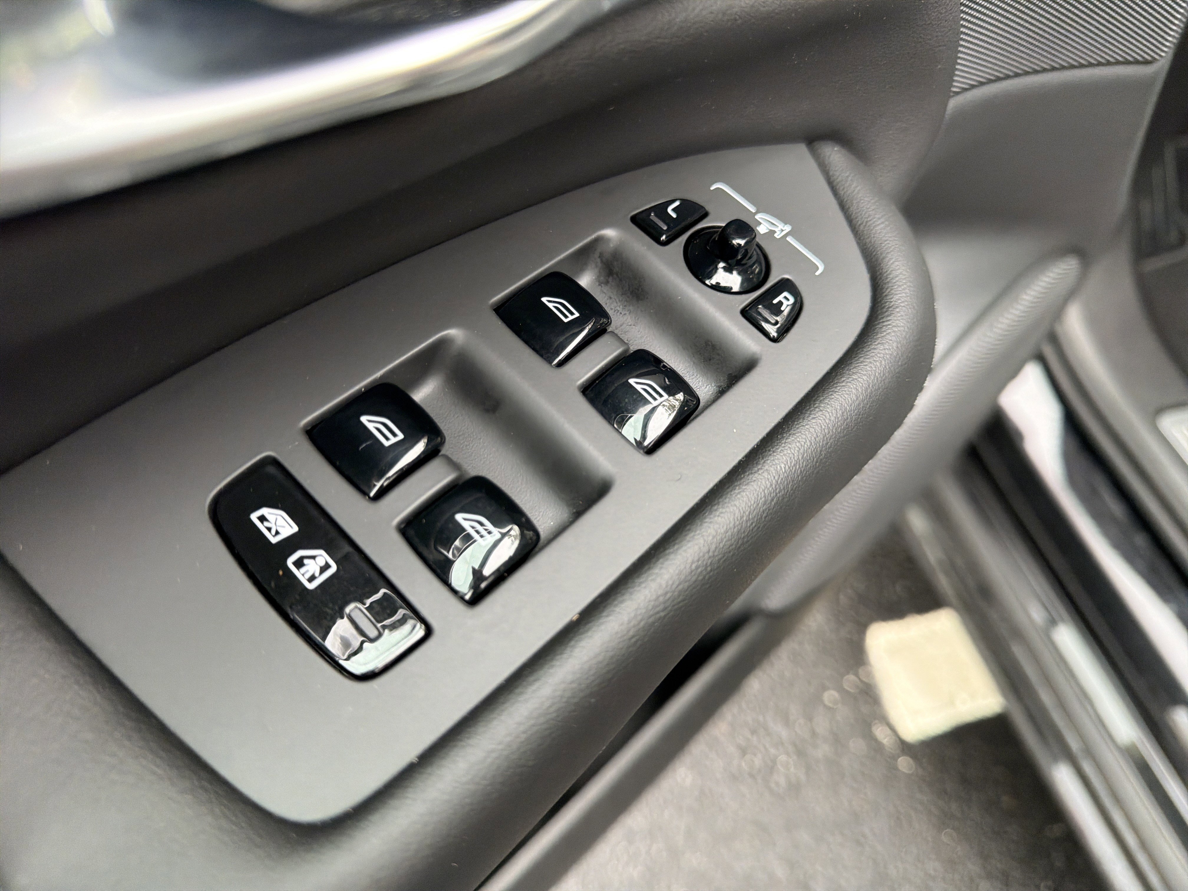 Certified 2025 Volvo XC90 B5 Core image 15