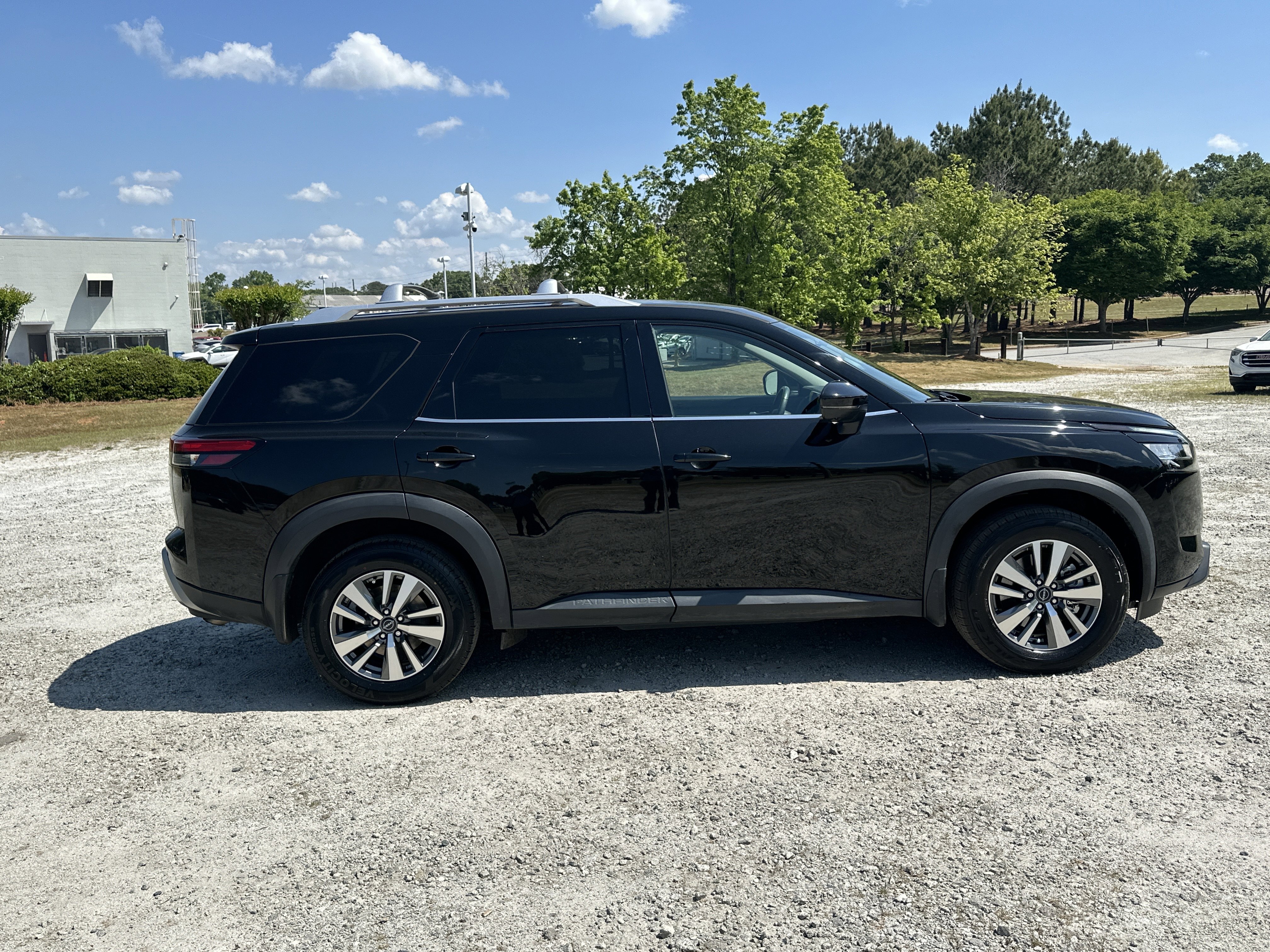 Used 2023 Nissan Pathfinder SL w/ Lighting Package (N92) AWD/4WD image 4