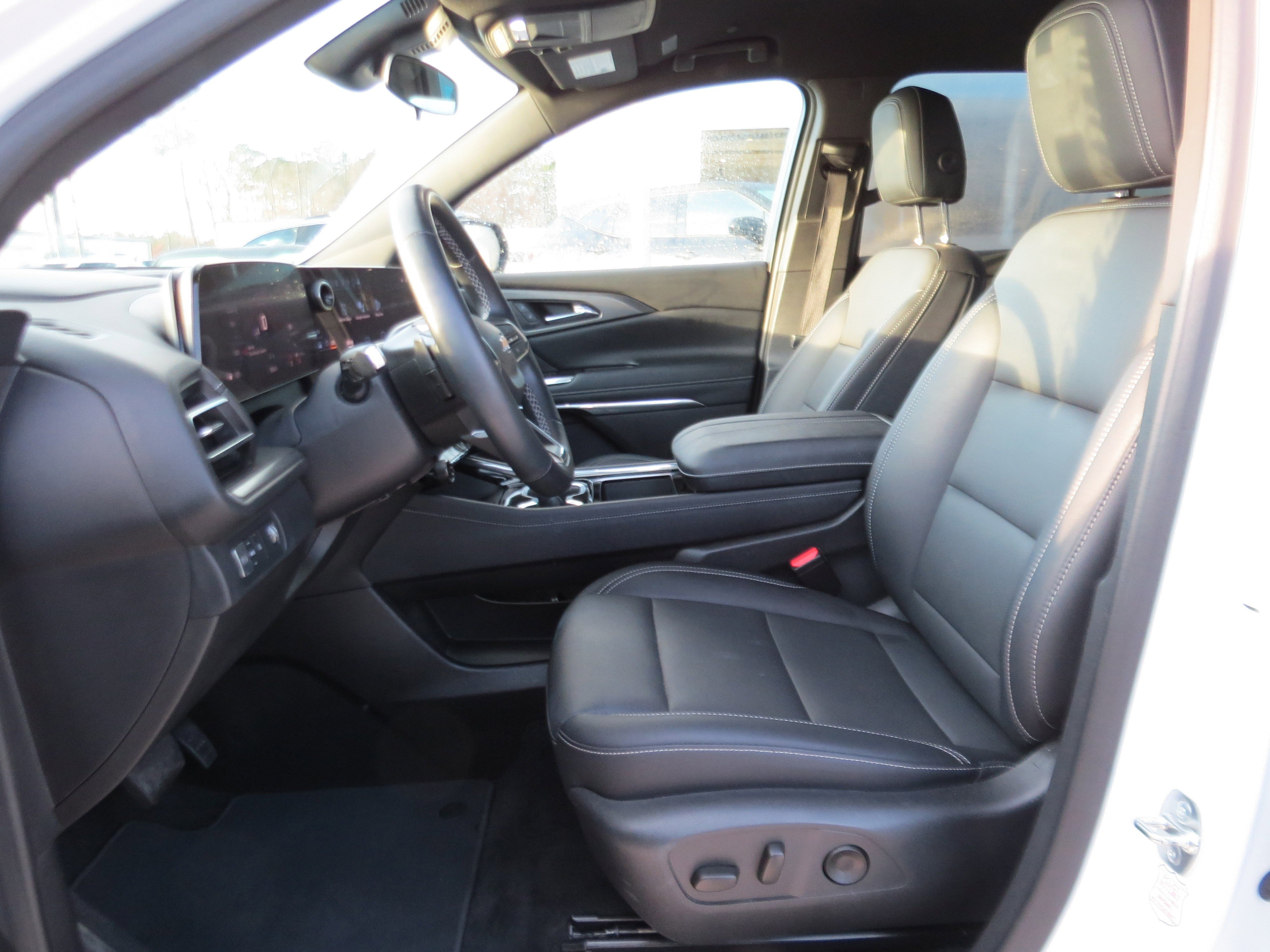 Used 2025 Chevrolet Traverse LT image 15