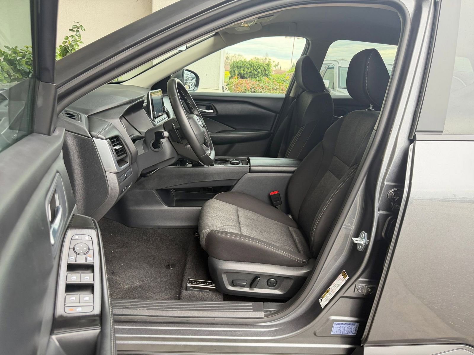 Used 2025 Nissan Rogue SV image 38