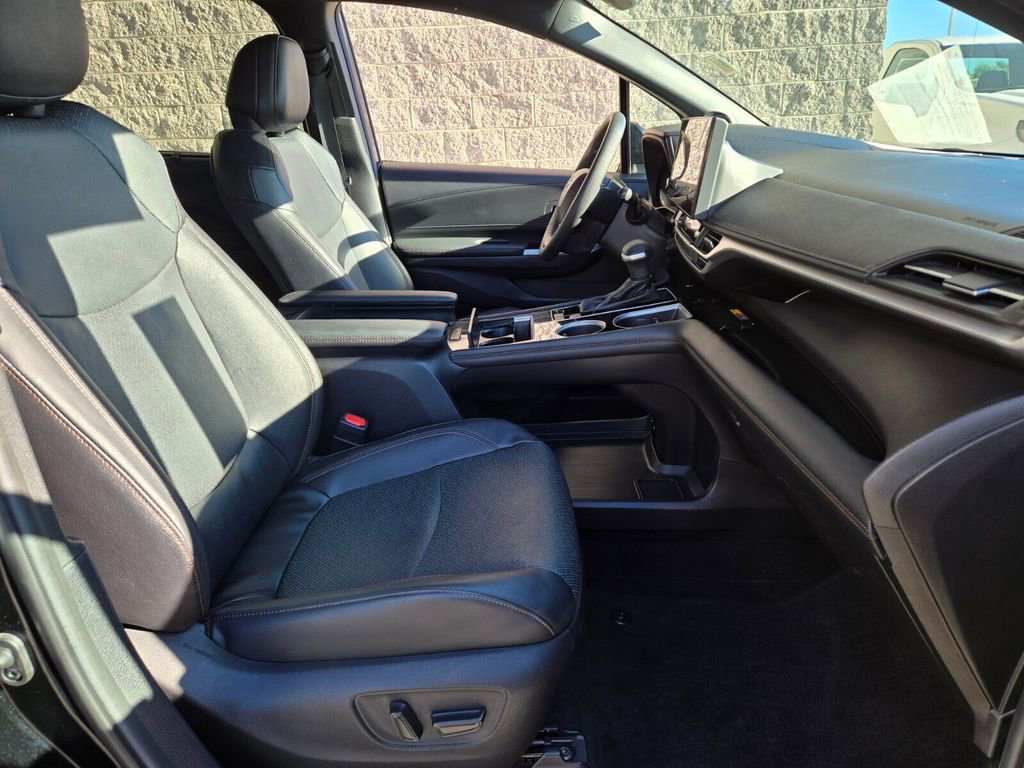 Used 2025 Toyota Sienna Limited image 19