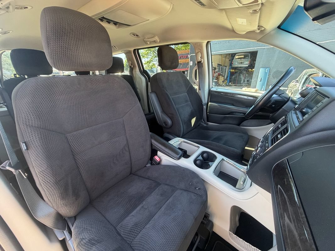 Used 2016 Dodge Grand Caravan SXT w/ UConnect Hands-Free Group FWD image 4