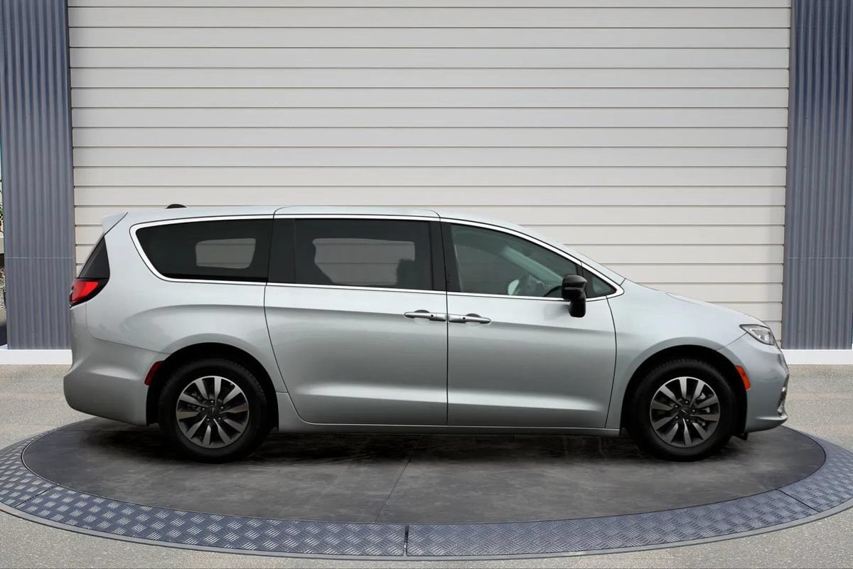 Used 2024 Chrysler Pacifica Limited FWD image 8