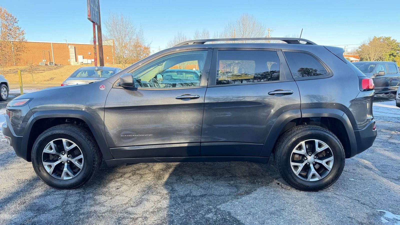Used 2017 Jeep Cherokee Trailhawk w/ Cold Weather Group image 37