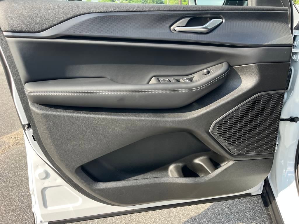 New 2025 Jeep Grand Cherokee L Laredo w/ Luxury Tech Group I image 27