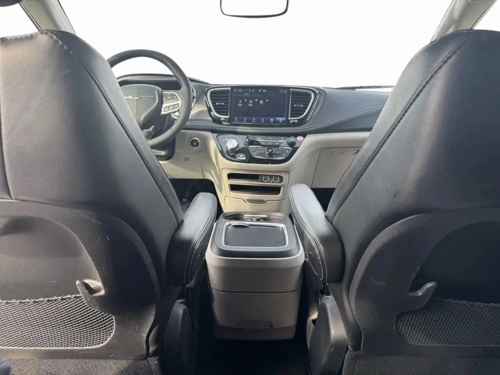 Used 2023 Chrysler Pacifica Touring-L image 20