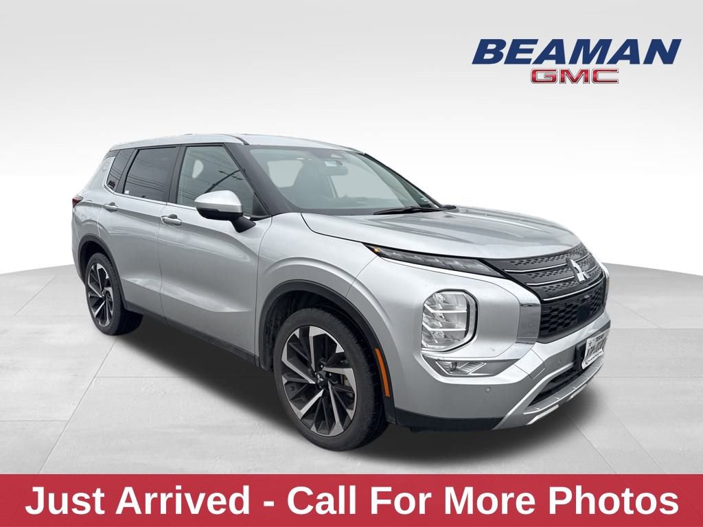 Used 2024 Mitsubishi Outlander SE image 1