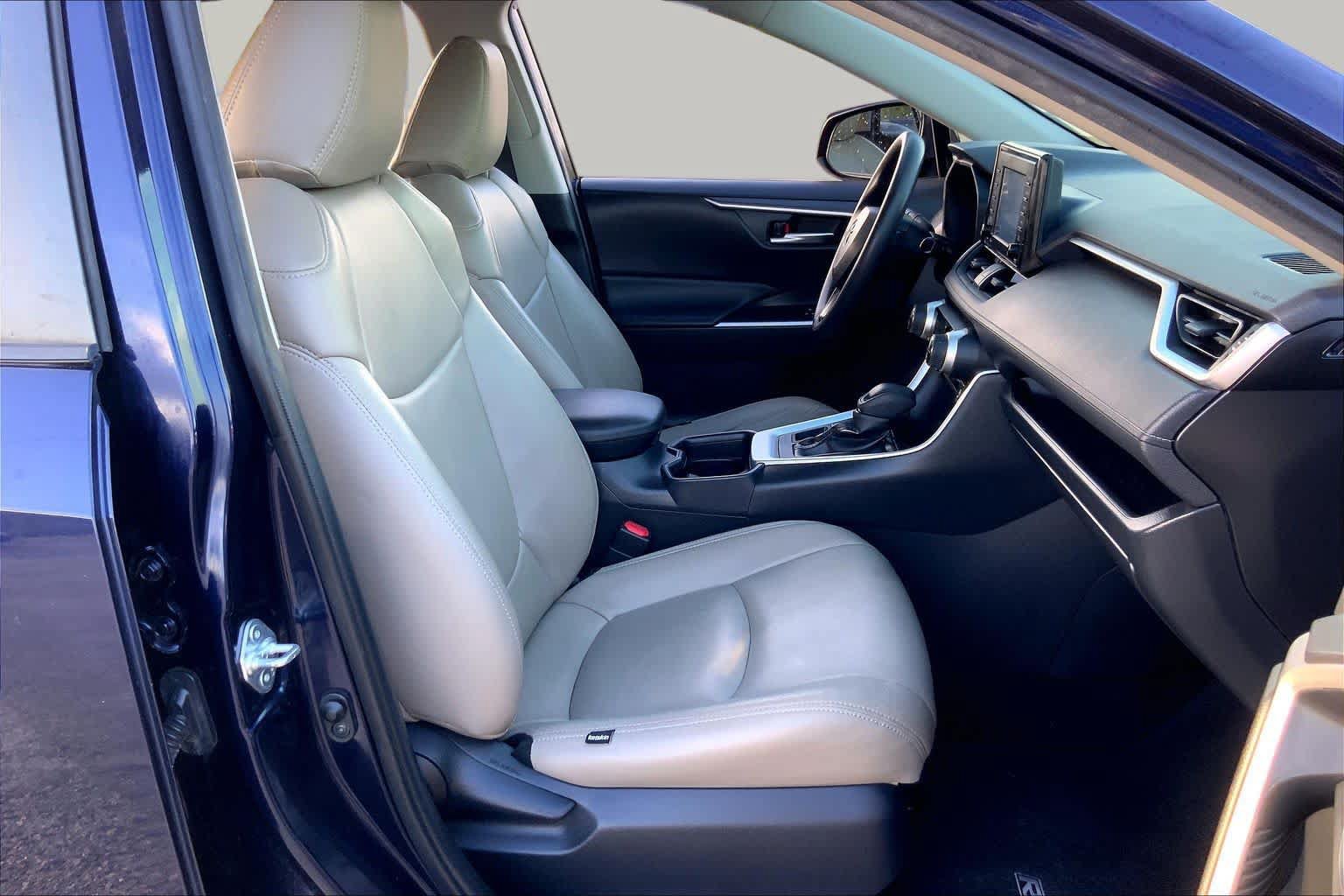 Used 2021 Toyota RAV4 XLE AWD/4WD image 9