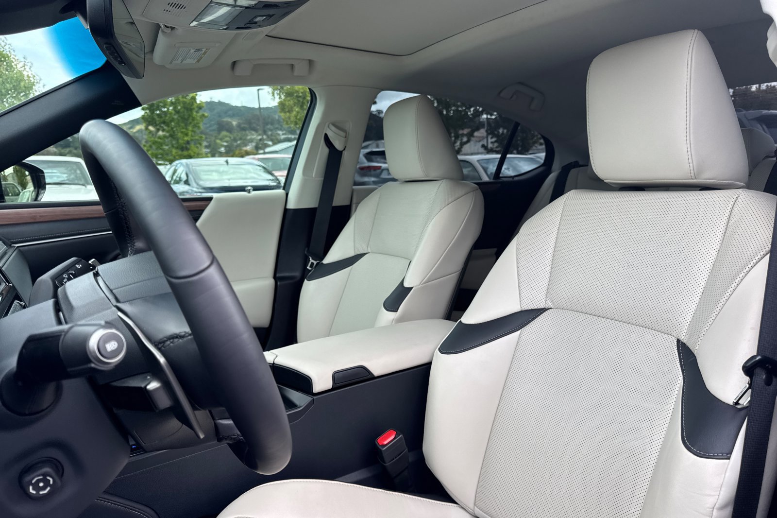 Used 2025 Lexus ES 300h w/ Premium Package FWD image 5